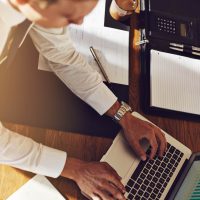 <p>Contamos con la facilidad de hacer emisiones de sus certificados de seguro en línea a través de nuestra App móvil o nuestra moderna plataforma JAH 4.0. Sin importar la hora o el lugar donde te encuentres.</p>